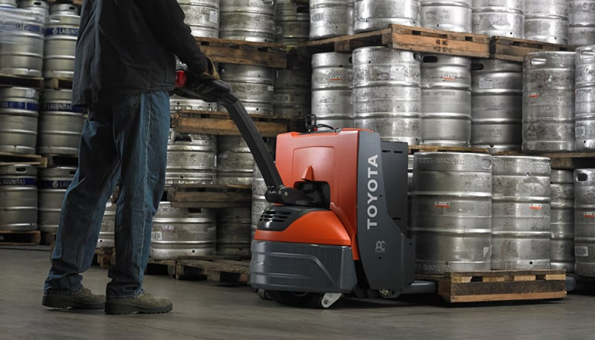 Toyota_Walkie_Pallet_Jack_8HBW23_4500lb_800px